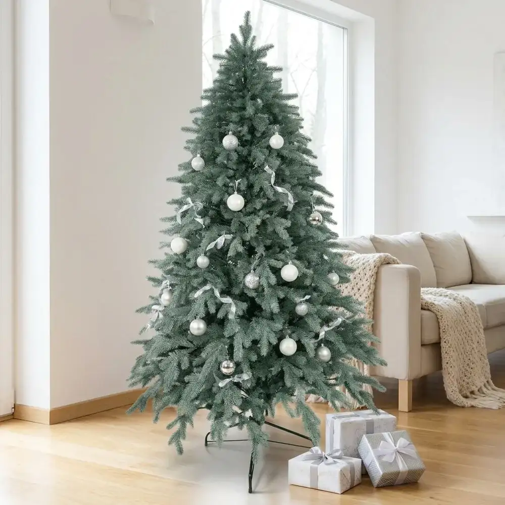 Brad artificial De Lux cu ace full 3D - Imperial Saphire, împodobit, într-un living luminos, în stil scandinav
