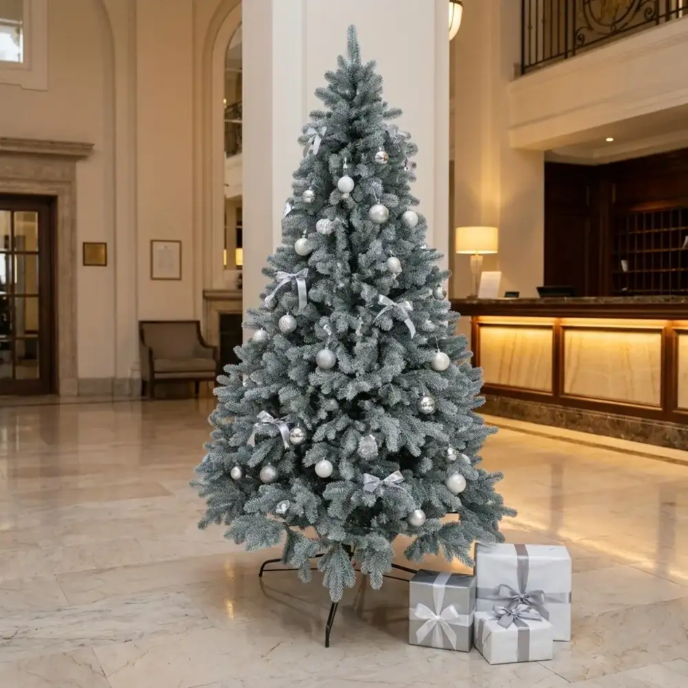 Brad artificial De Lux cu ace full 3D - Imperial Silver Blue, împodobit, în holul de recepție al unui hotel