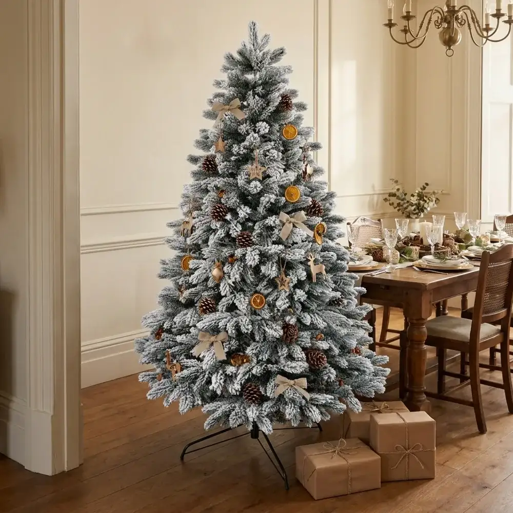 Brad artificial De Lux cu ace full 3D - Royal Pine Snow, împodobit, într-o sufragerie pregătită de sărbători