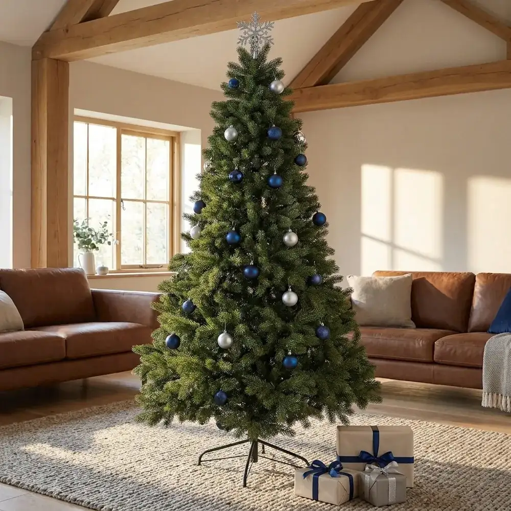 Brad artificial De Lux cu ace full 3D - Royal Pine, împodobit, într-un living cu grinzi de lemn