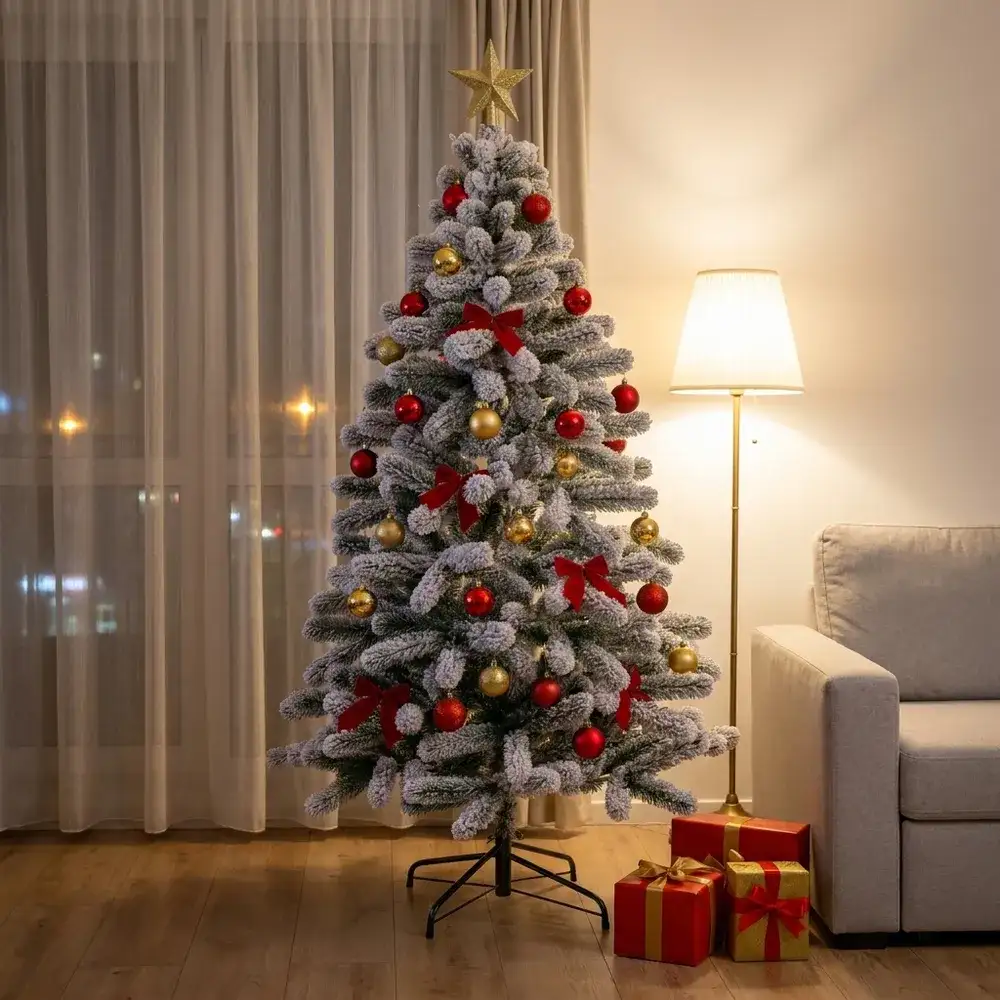 Brad artificial De Lux, nins, cu ace 3D - Frosty, împodobit, într-un living de apartament