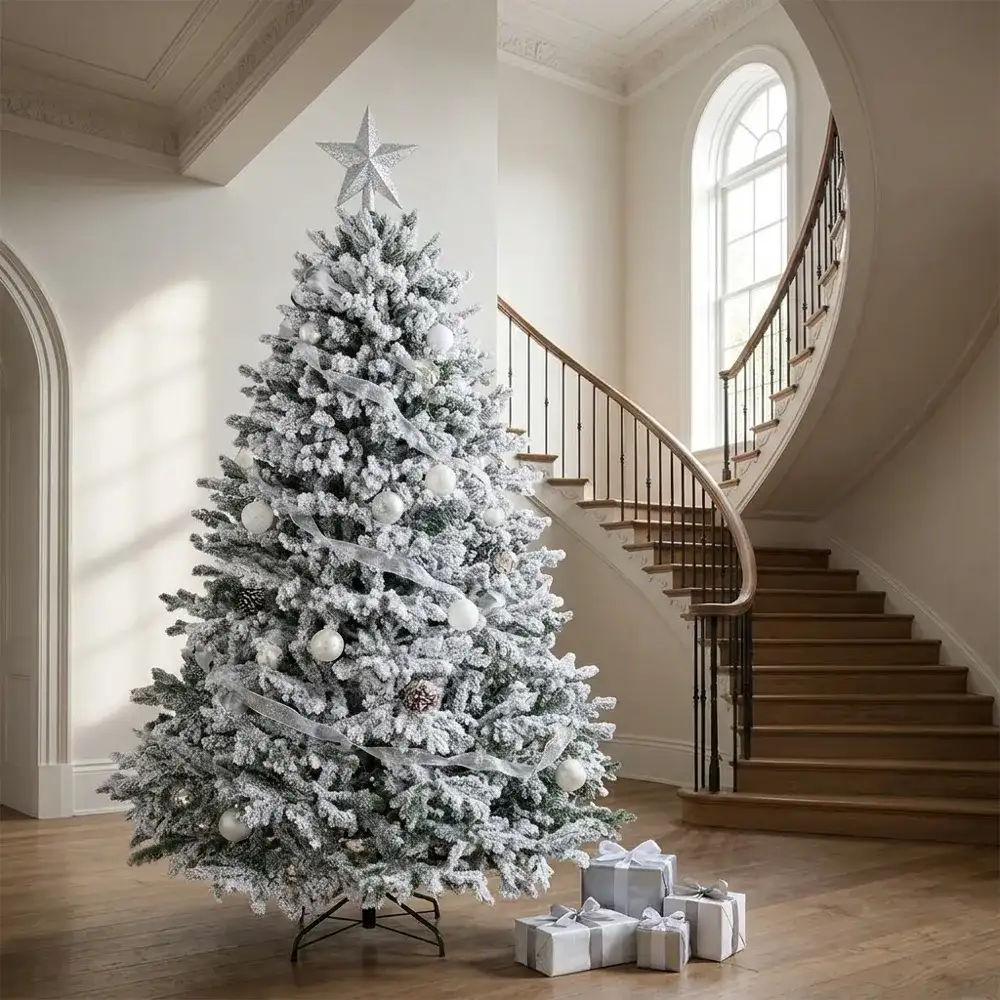 Brad Artificial Lux Premium Snow cu ace mixte 2D și 3D, împodobit, într-un hol înalt, cu scară interioară