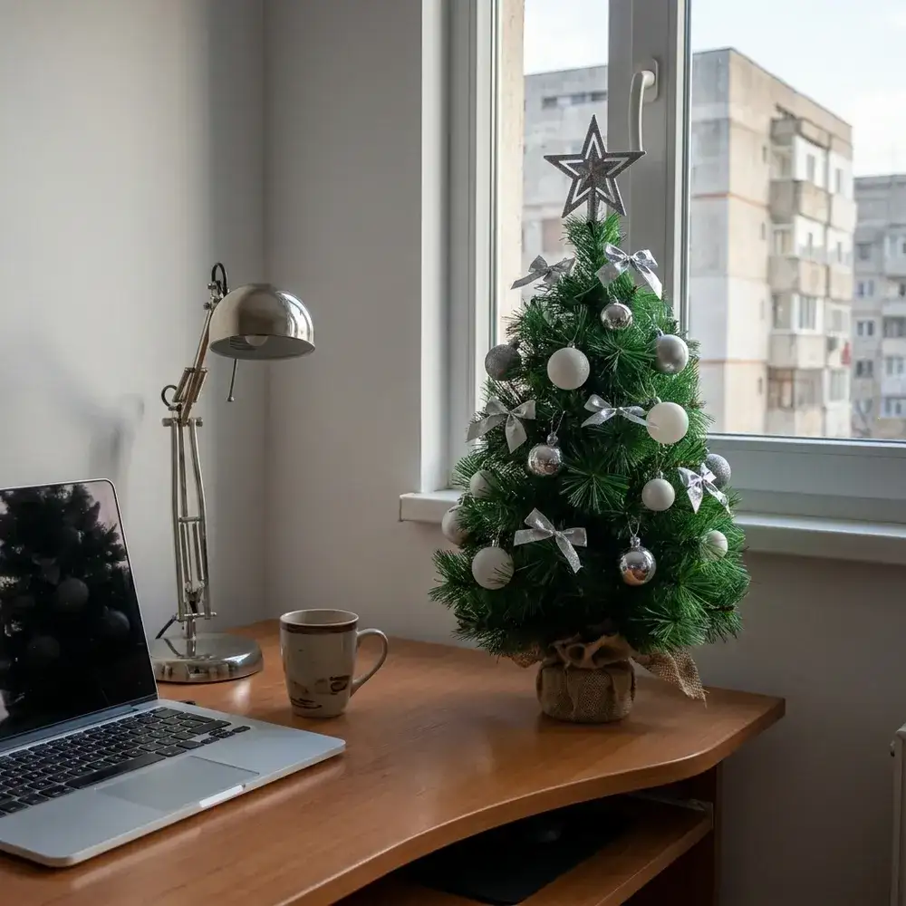 Brad Artificial Mini Pine cu ace 2D, împodobit, pe un birou, într-un colț de lucru de apartament