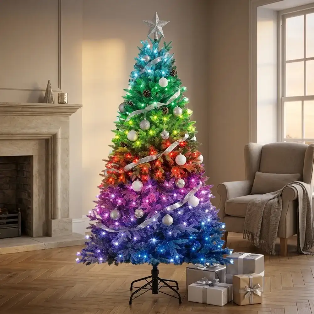 Brad artificial Smart cu instalație integrată - Twinkly Windsor Pine cu ace mixte 2D și 3D, împodobit, într-un living cu șemineu
