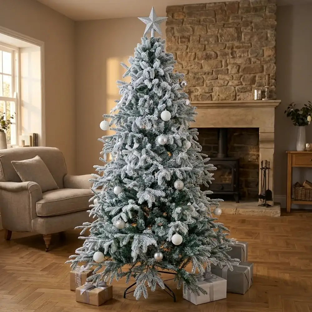 Brad Artificial Snow King Înzăpezit Premium, Ramuri 2D+3D, Sistem Umbrelă, împodobit, într-un living cu șemineu