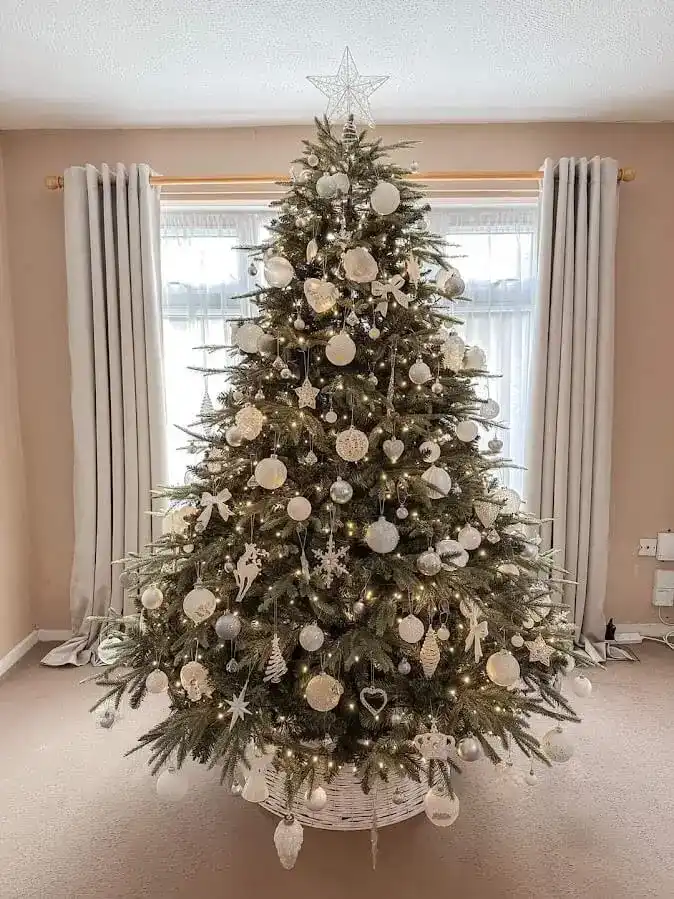 Brad artificial Full 3D decorat cu globuri albe, într-un living luminos