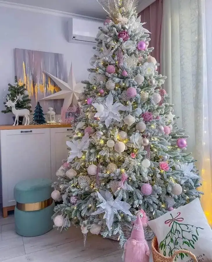 Brad artificial nins decorat în roz și auriu