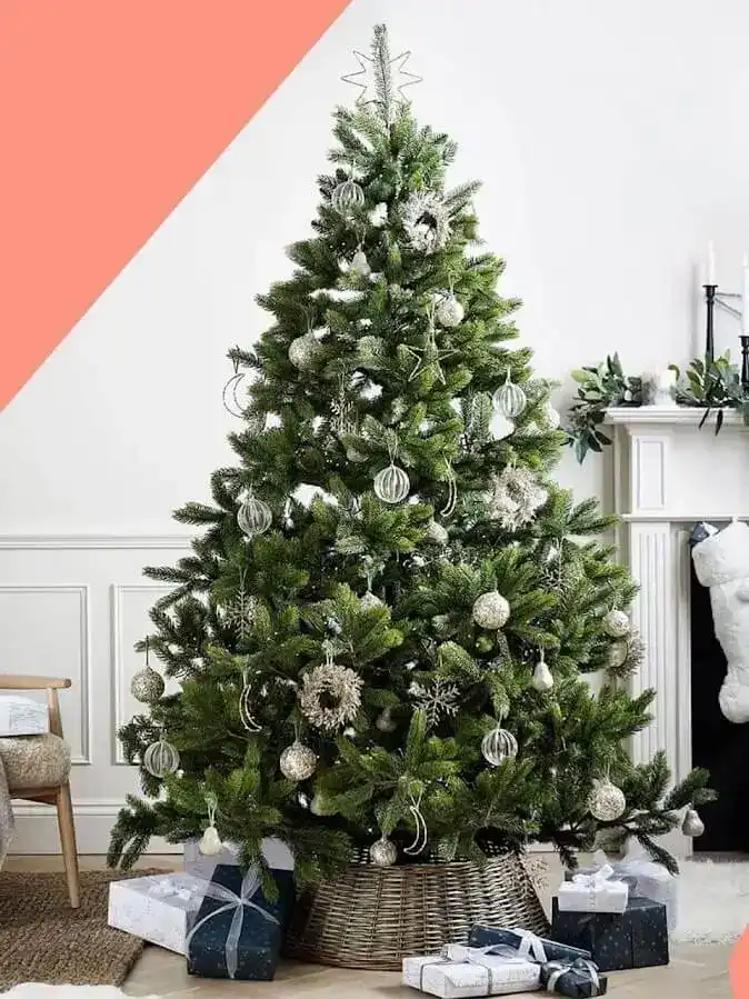 Brad artificial verde, foarte bogat, decorat cu globuri argintii