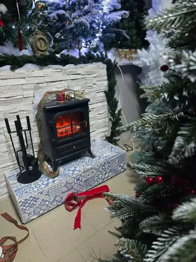Colț decorat de Crăciun cu șemineu și brazi artificiali
