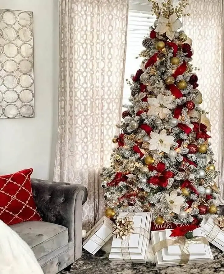 Brad artificial într-un decor rustic, cu ornamente din lemn și pânză.