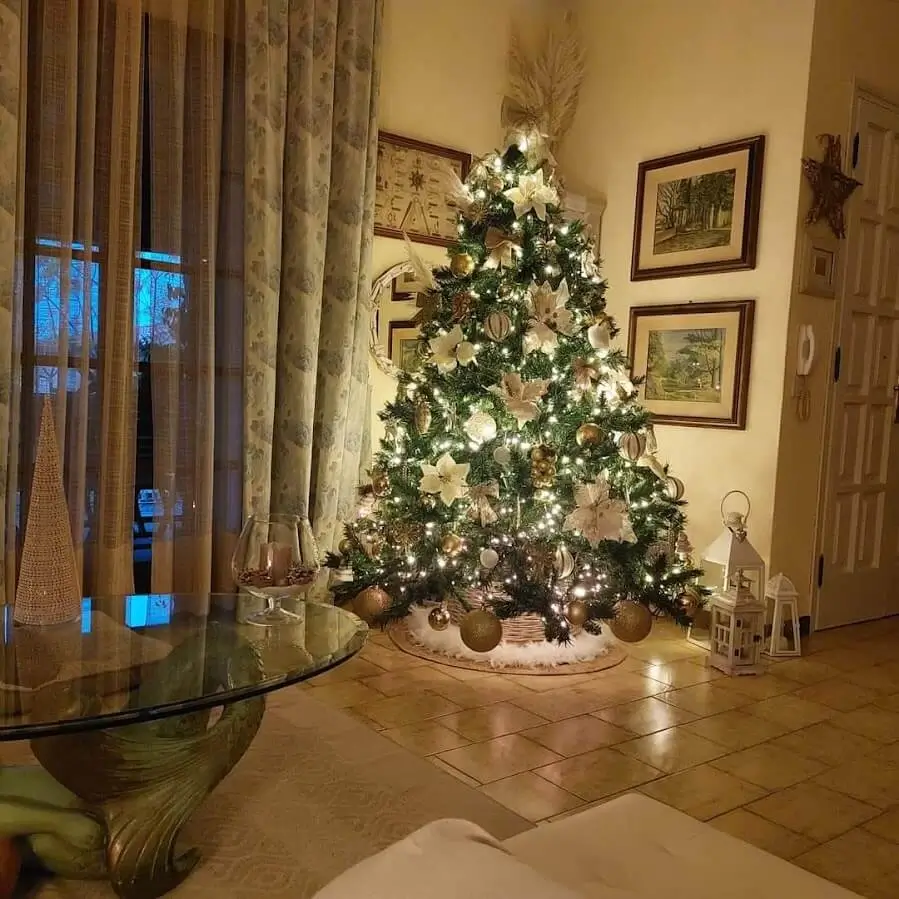 Fotografie trimisă de un client, cu bradul artificial decorat în roșu și auriu.