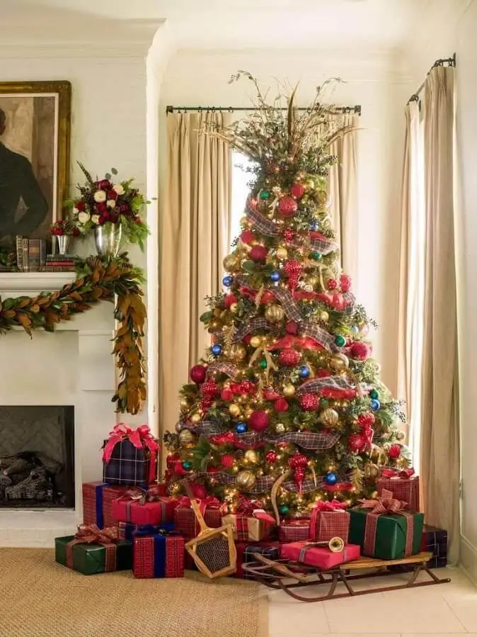 Brad artificial modern, cu decorațiuni în alb și argintiu.