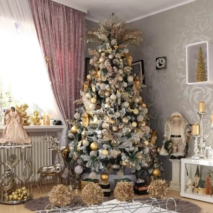 Brad artificial impunător într-un living spațios, plin de cadouri la bază.